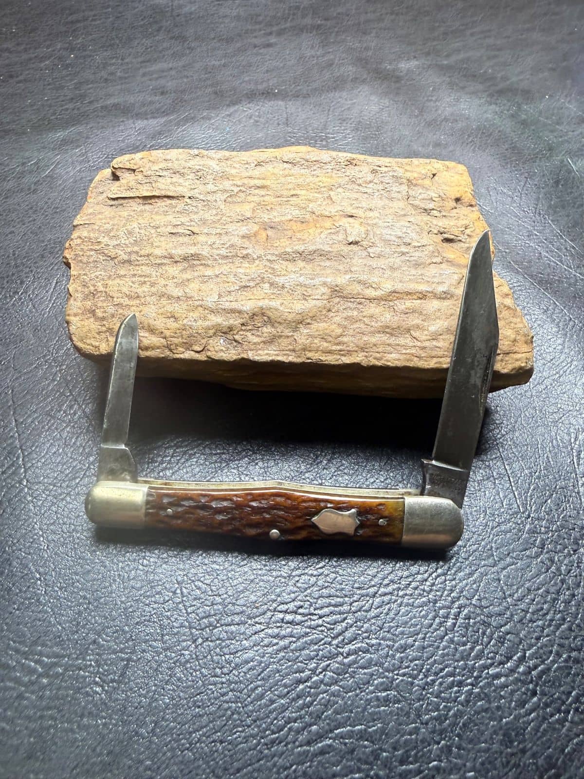 Winchester 2908 Two-Blade Pocket Knife – Brown Jigged Bone