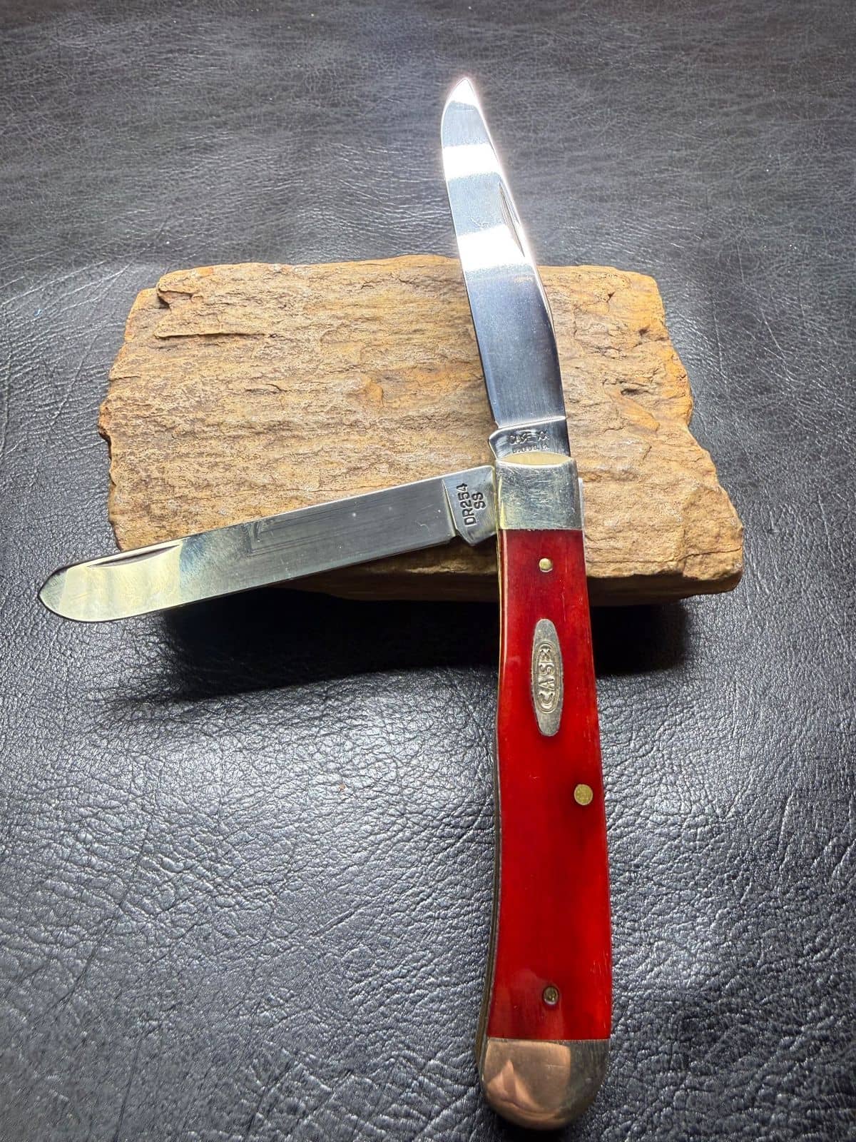 Case XX DR6254 SS Trapper, Smooth Dark Red Bone