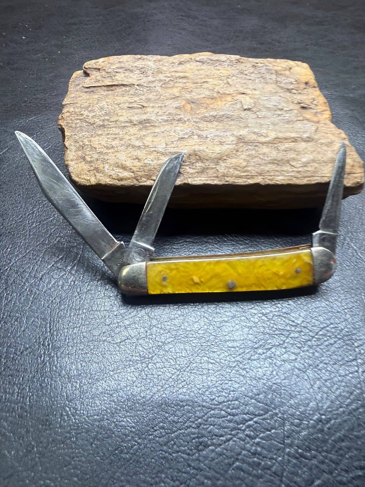 Remington R105A 3-Blade Pocket Knife – Yellow Swirl Pyremite Celluloid – Pre-WWII