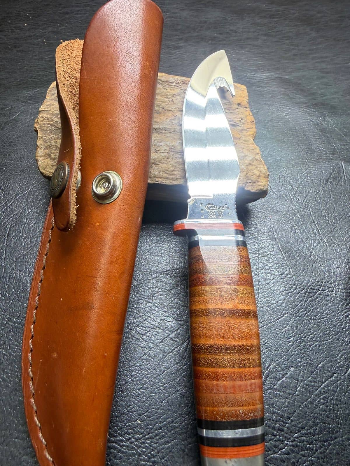 Case XX 517 Guthook Hunter 375-4G SS Stacked Leather