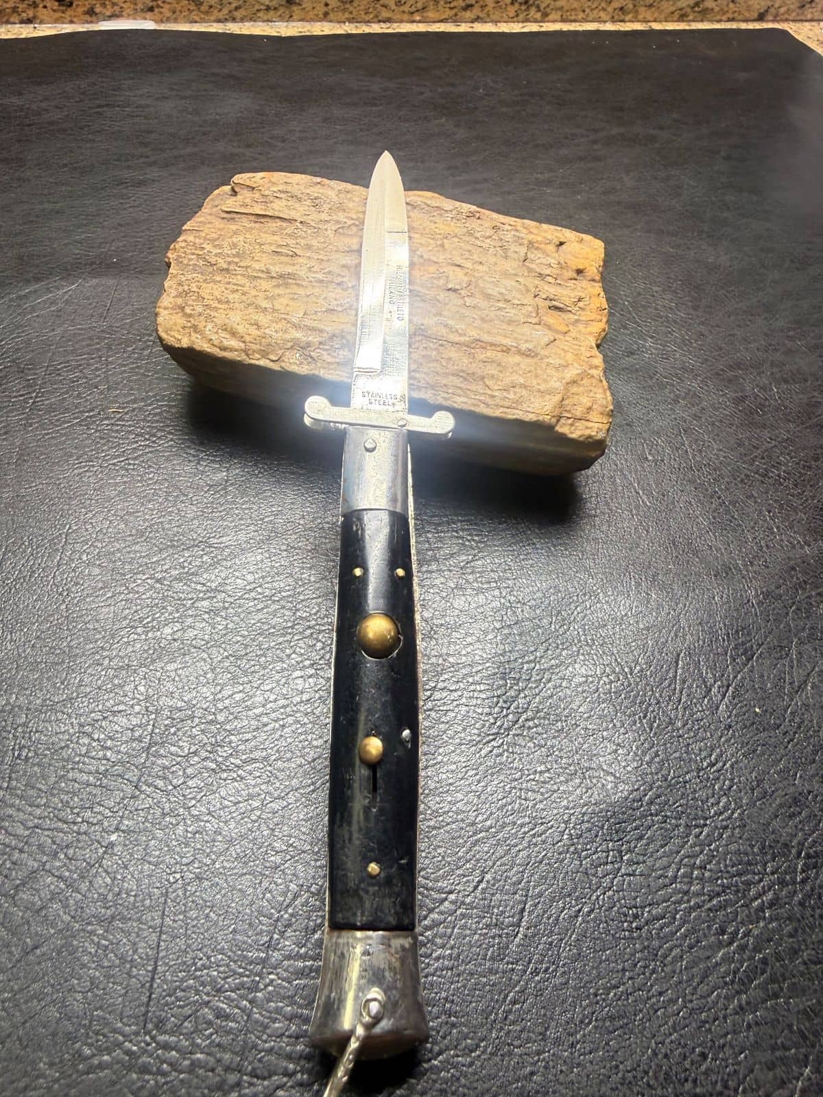 Rizzuto Estileto Milano Swing-Guard Stiletto Switchblade Black with Bail - Vintage
