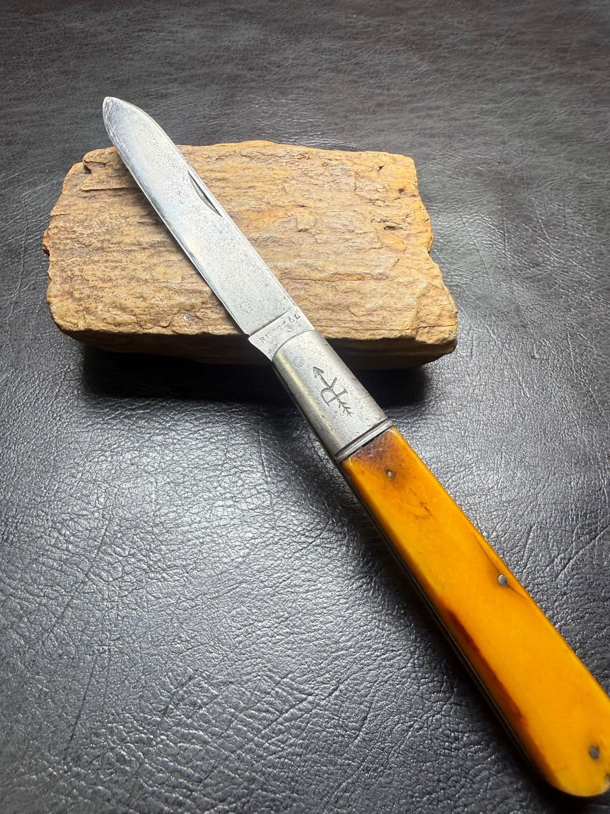 Russell Barlow Vintage Single-Blade Pocket Knife – Amber Bone thumbnail 2