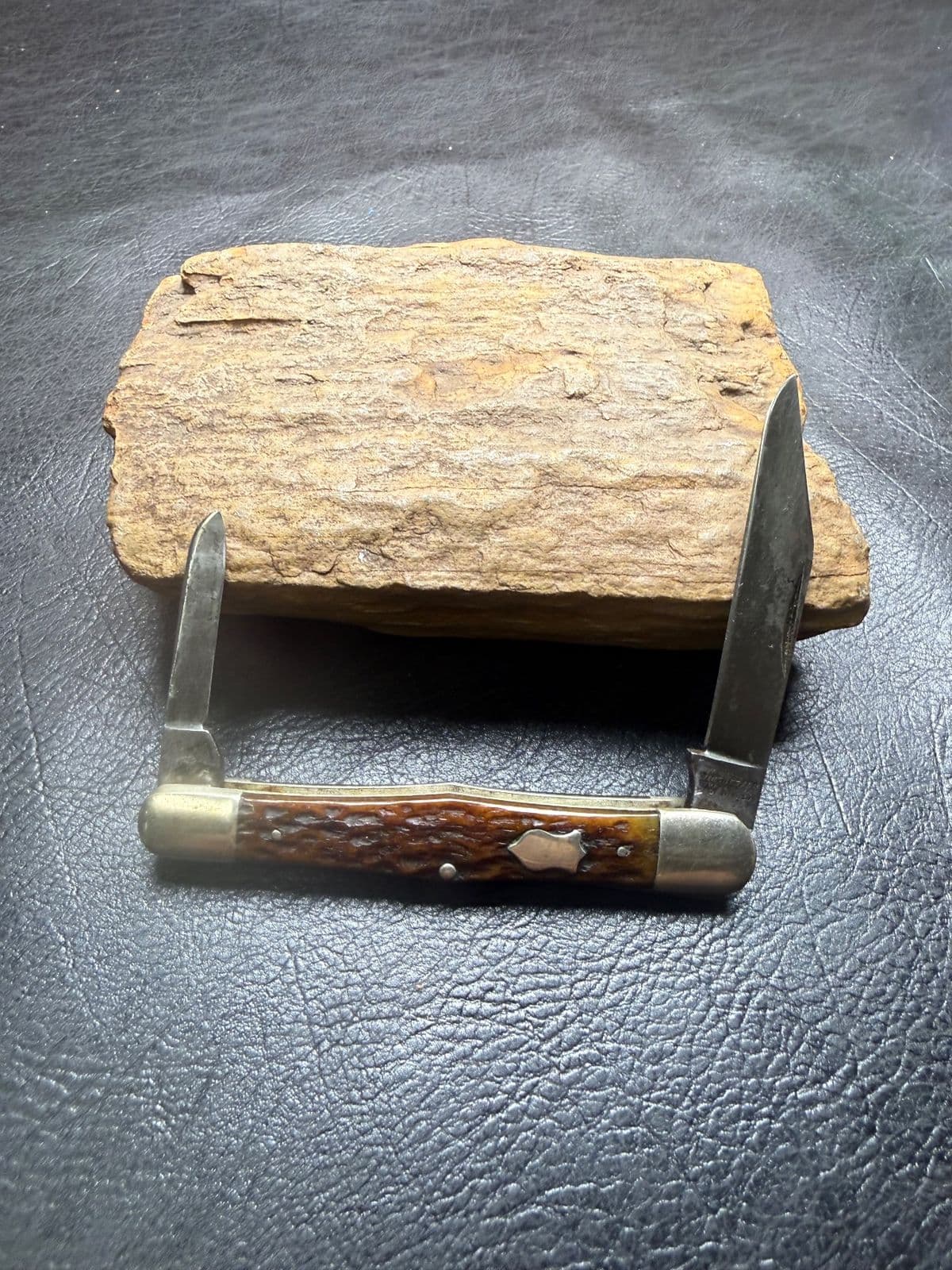 Winchester 2908 Two-Blade Pocket Knife – Brown Jigged Bone — image 1 of 2