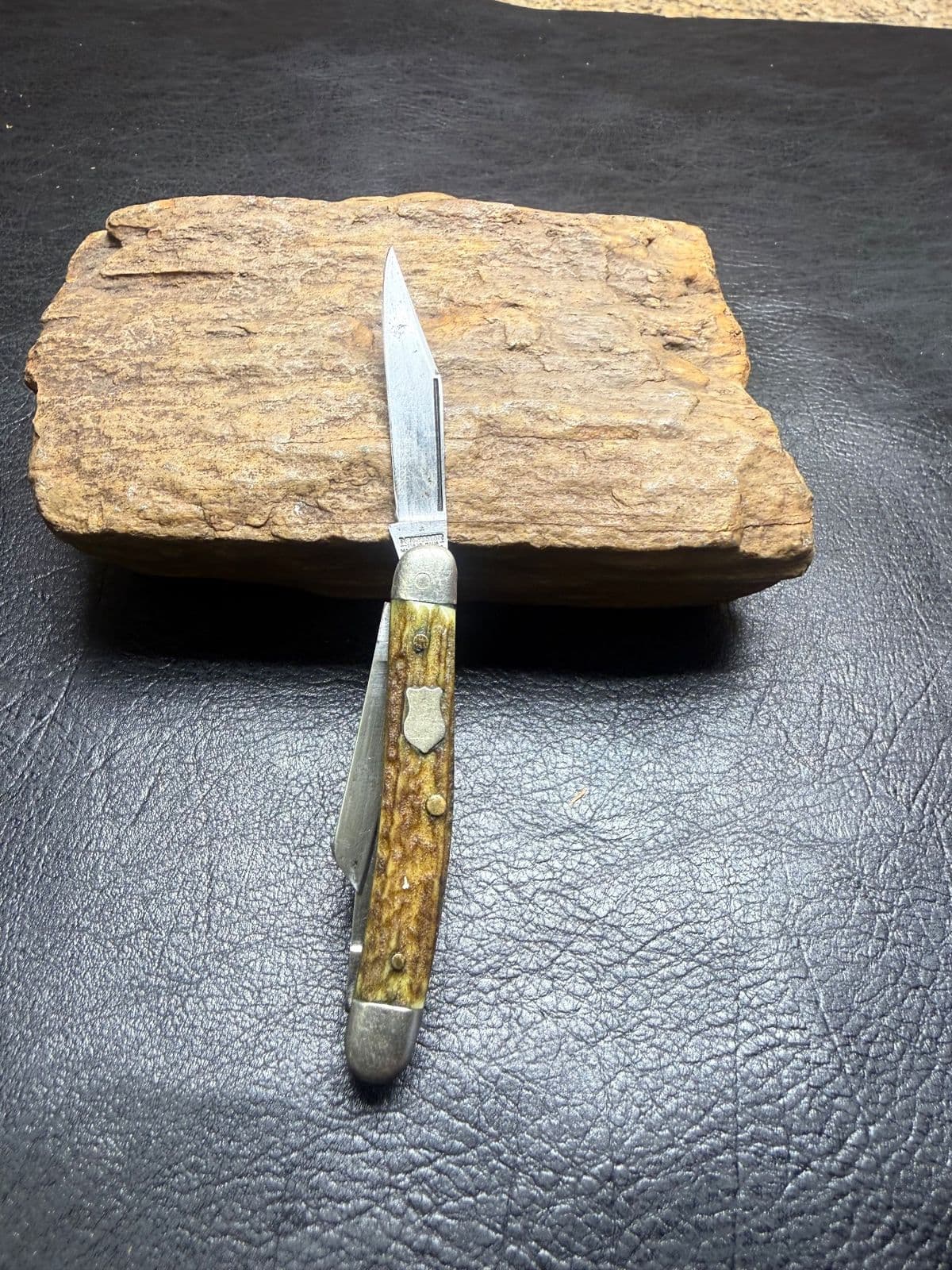 Remington 3-Blade Stockman – Amber Jigged Handles – "Remington Trade Mark" – Pre-WWII thumbnail 2