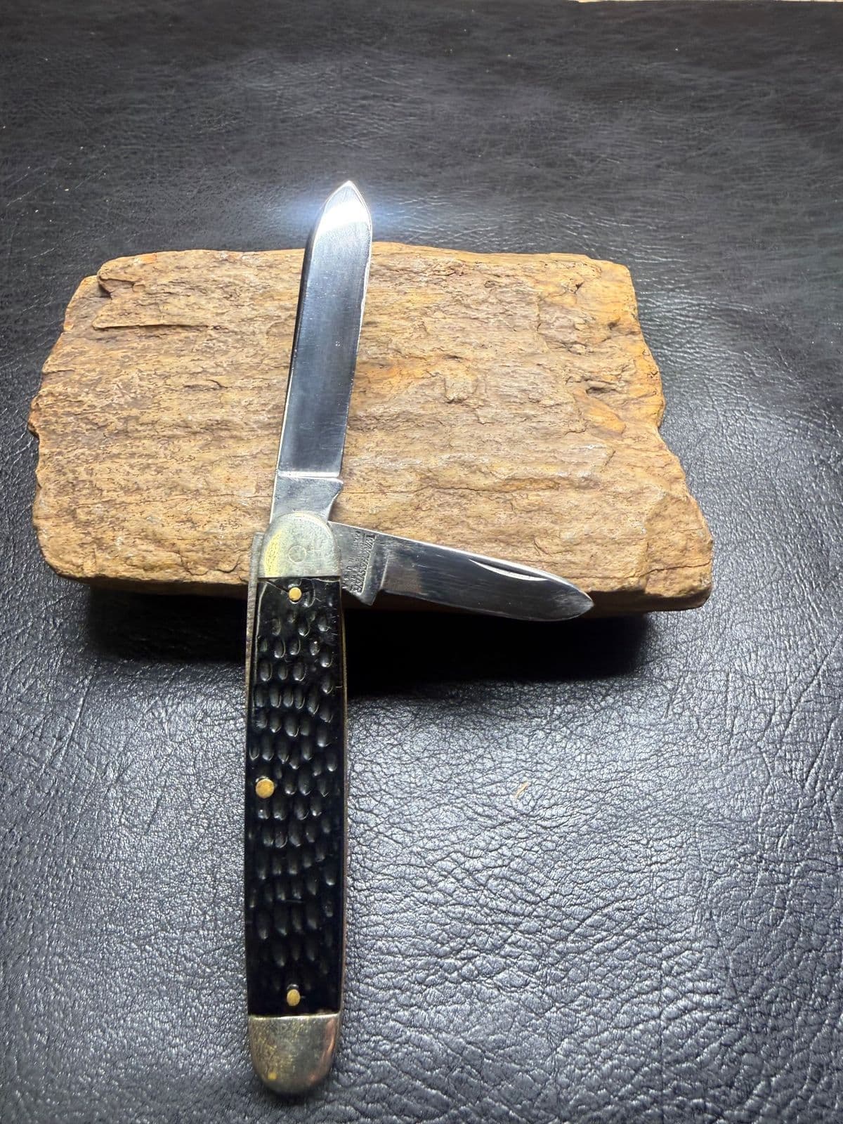 Winchester Trade Mark Made in USA Two-Blade Jack Knife – Black Jigged Handles thumbnail 2