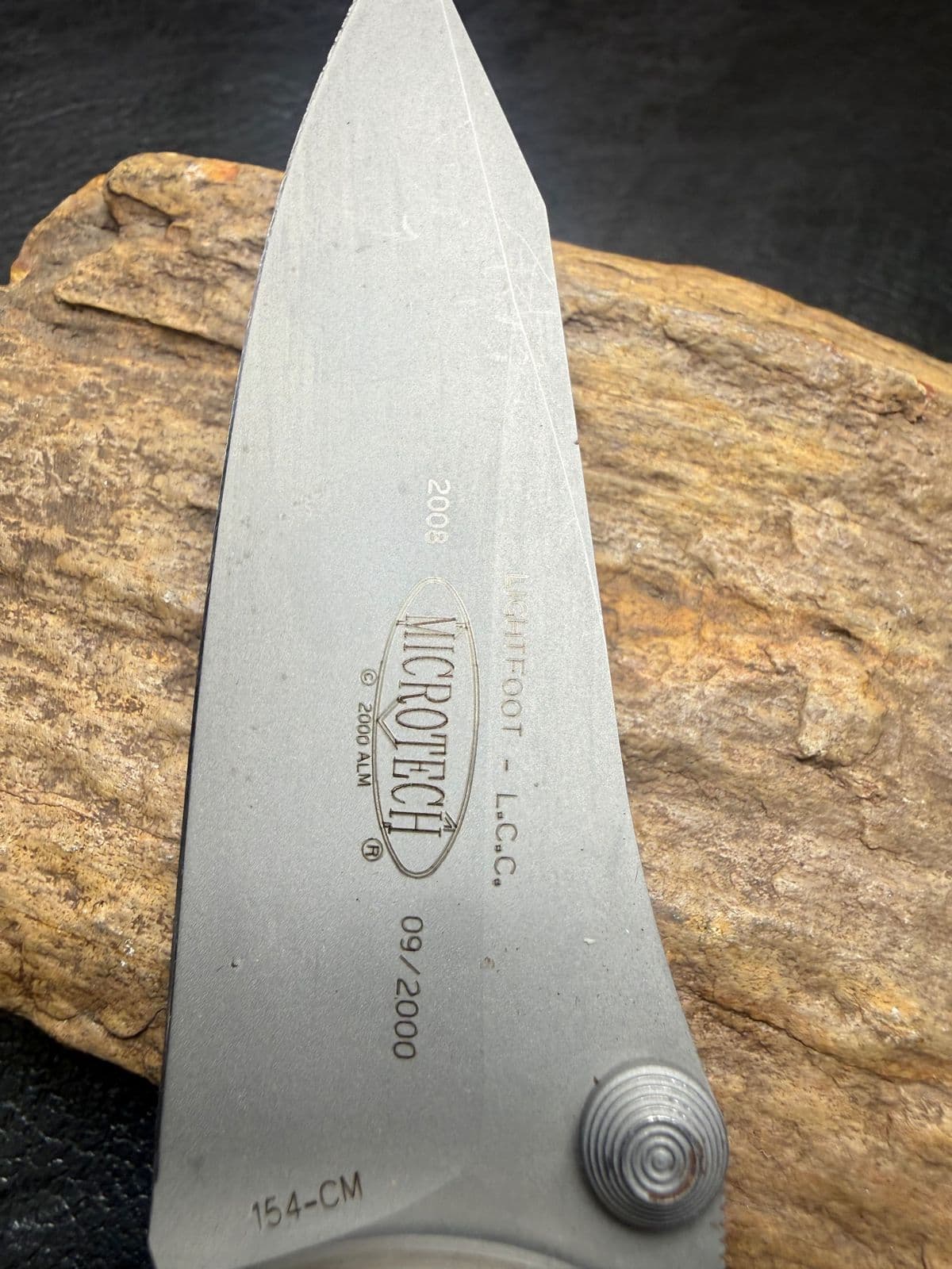 Microtech Lightfoot L.C.C. D/A Automatic 154-CM Carbon Fiber & Titanium (09/2000, Pre-Owned) thumbnail 2