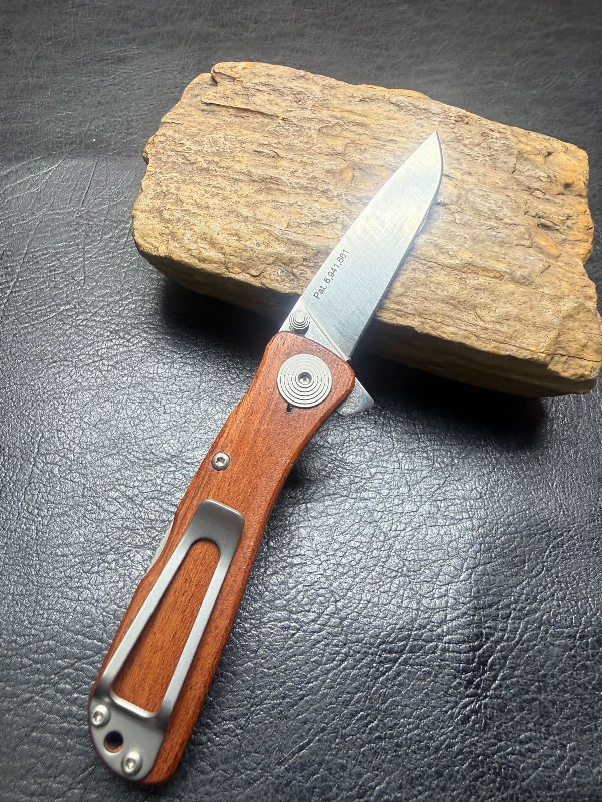 SOG Twitch II Wood Handle Assisted Opening Knife TWI-17 - Pre-Owned thumbnail 2