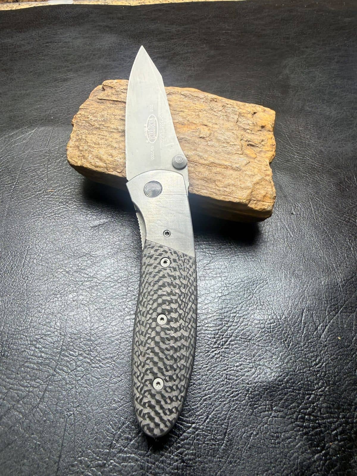 Microtech Lightfoot L.C.C. D/A Automatic 154-CM Carbon Fiber & Titanium (09/2000, Pre-Owned)